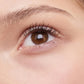 Weibliches Gesicht in Großaufnahme mit Fokus auf das linke Auge