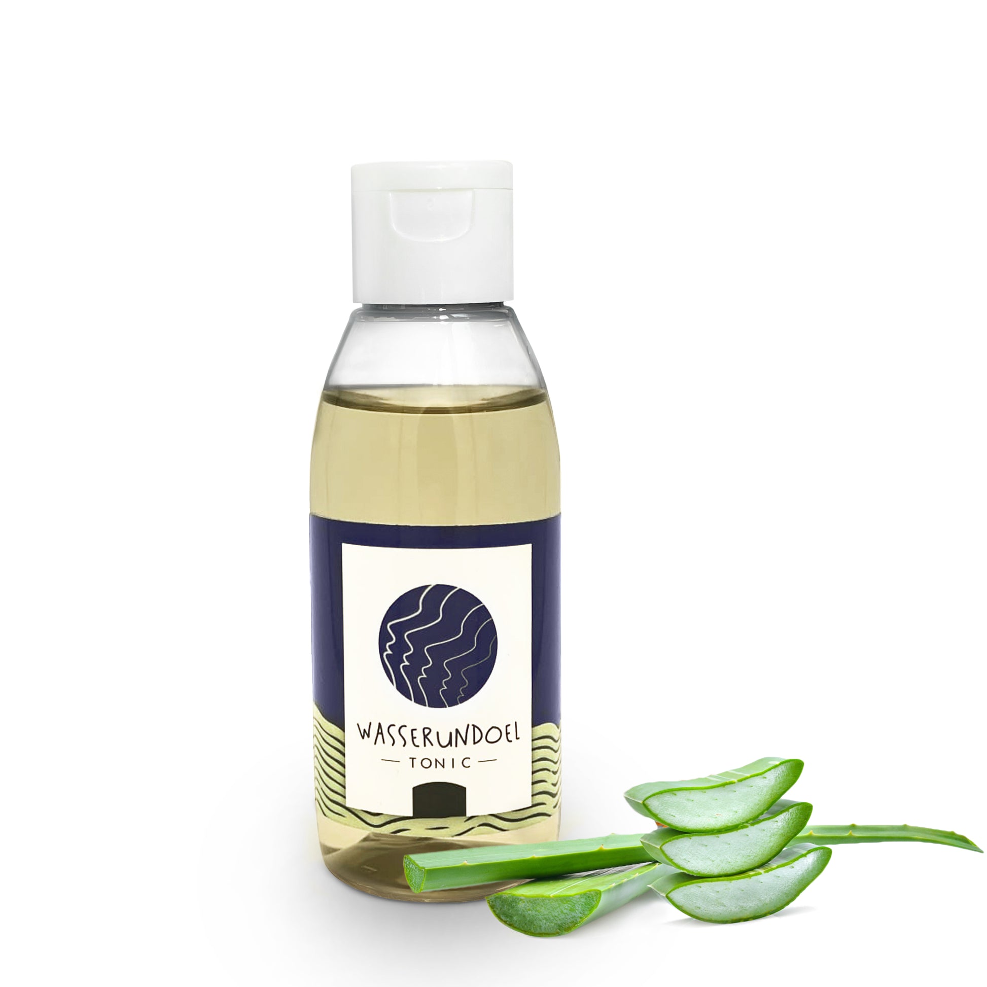 100-ml-Flasche mit dem Tonic Aloe und grüner Tee von wasserundoel mit frischen Aloe-Vera-Blättern im Vordergrund